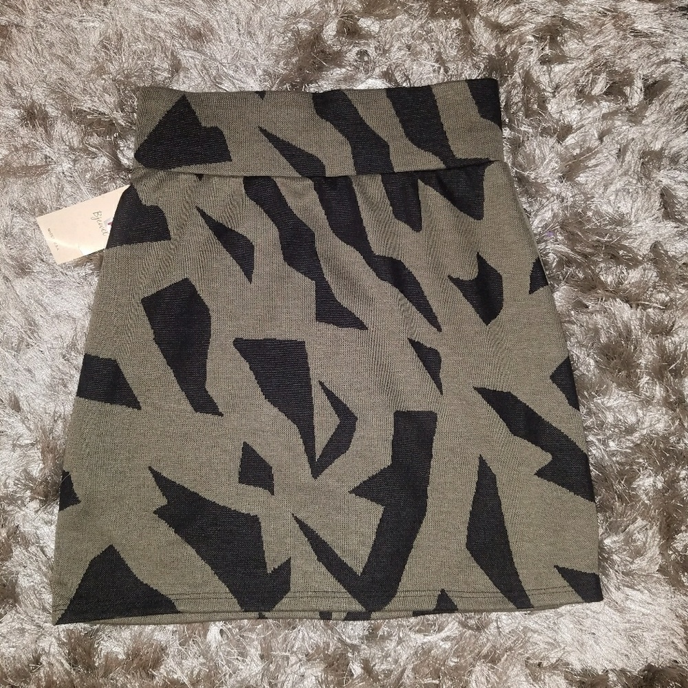 NWT MEDIUM GREEN & BLACK MINI SKIRT